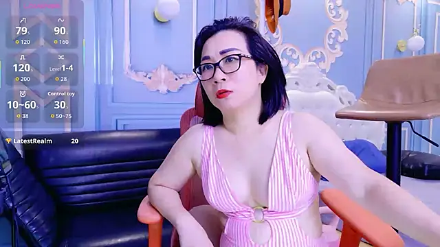 LucianaMe live cam on StripChat