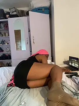 PrettyNina77 webcam