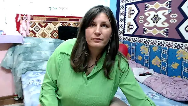 Adelinemilf live cam on StripChat