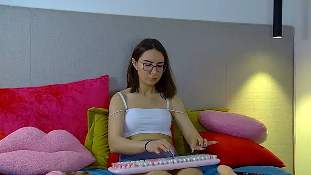 AlisaAlarie live cam on StripChat
