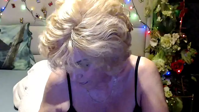 HappyWomanOn webcam