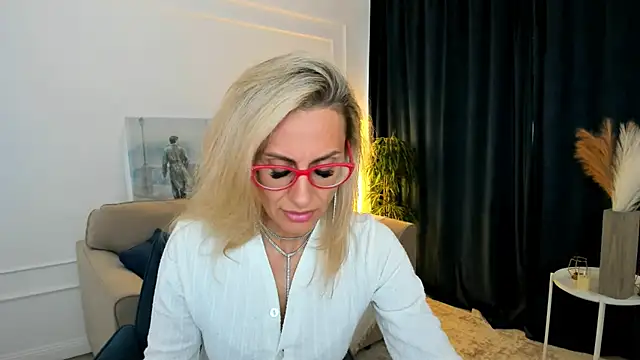 MuseOfStage live cam on StripChat