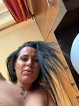 Hotmomcheckk_ webcam