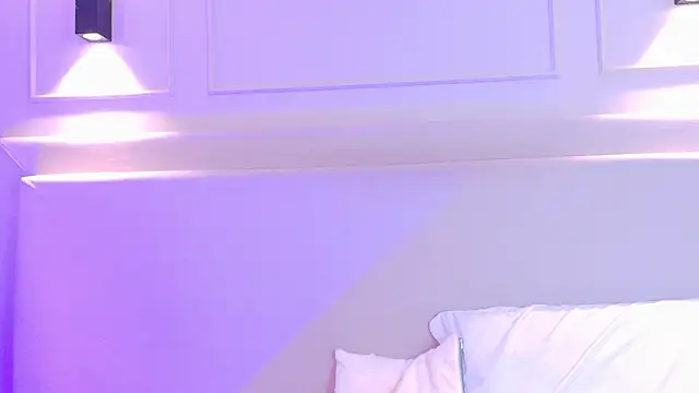 NaomiKlarc webcam
