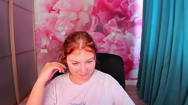 AngelinaLow webcam