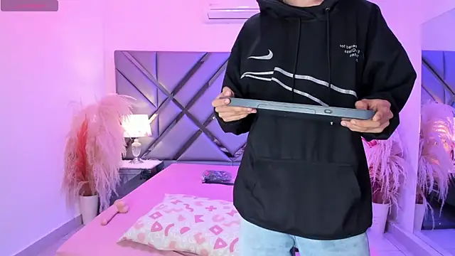 Milan_LewisS webcam