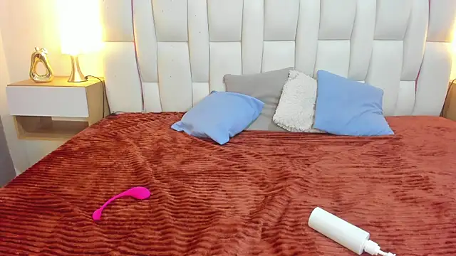 mask_red_girl webcam