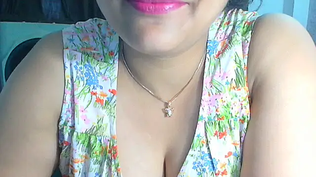 SimmiQueen_77 webcam