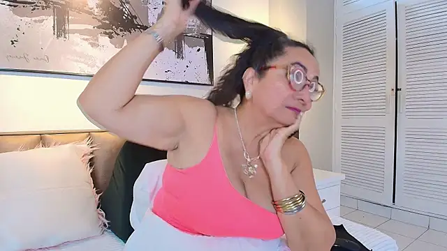 AlessandraLeroy live cam on StripChat