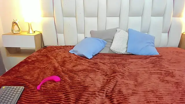 mask_red_girl webcam