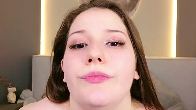 Anora_Mills webcam