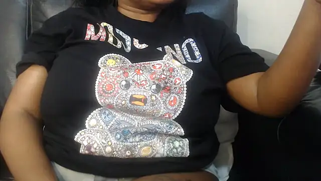 BustyNina41 webcam