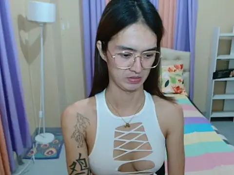 XxTsUncutAskaxX webcam