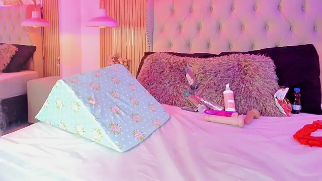 Violetaruizz live cam on StripChat