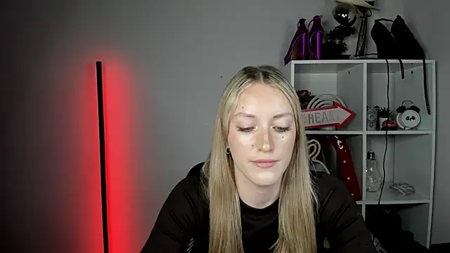 EvelynBlond webcam