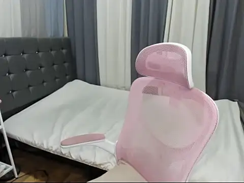 XTsUncutMargauxX live cam on StripChat