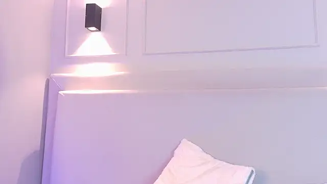 NaomiKlarc webcam