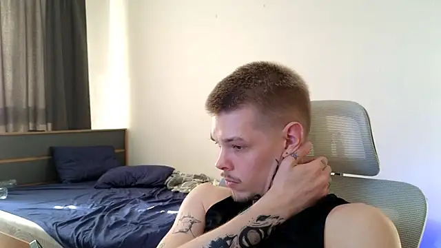 DENIS_HERE live cam on StripChat