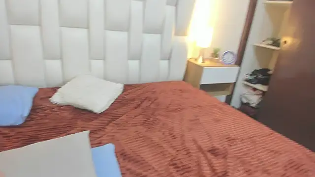 mask_red_girl webcam