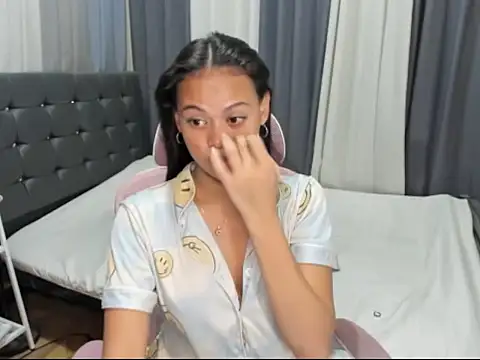 XTsUncutMargauxX webcam