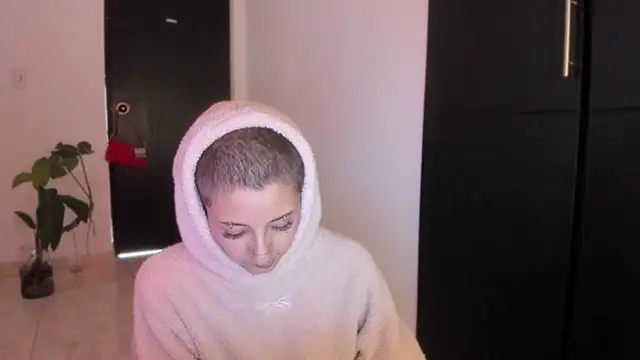 vandalovee_ live cam on StripChat