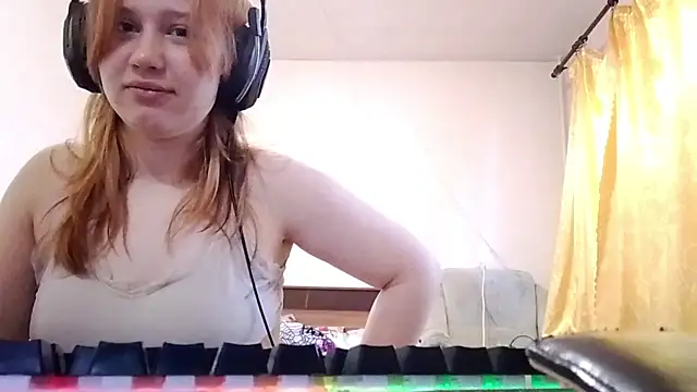PolyaMilk live cam on StripChat