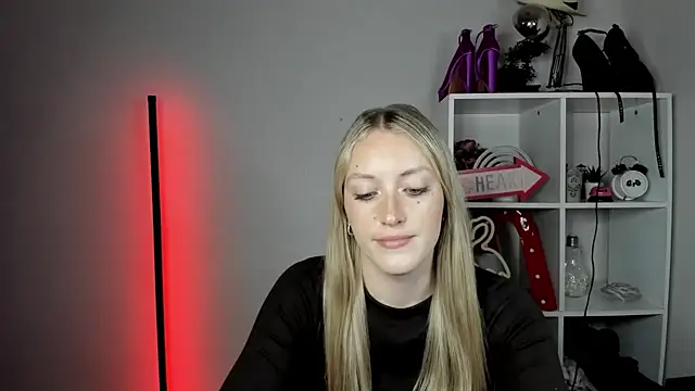 EvelynBlond webcam