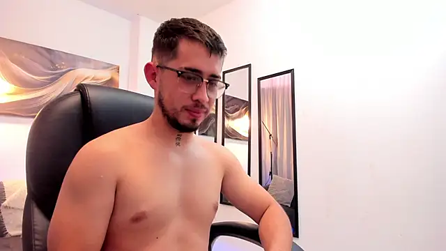 Tommas_Jhonson live cam on StripChat