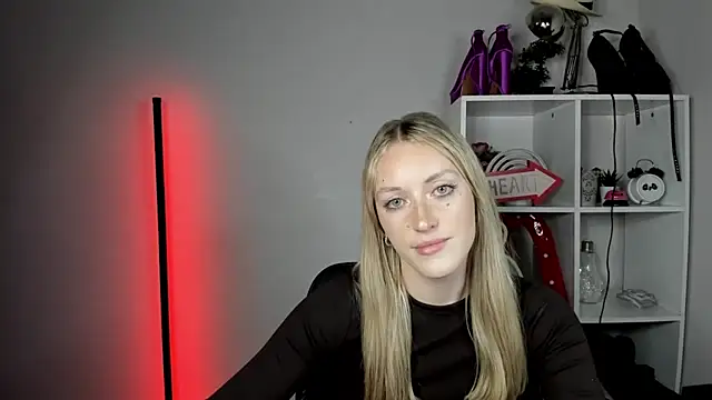EvelynBlond webcam