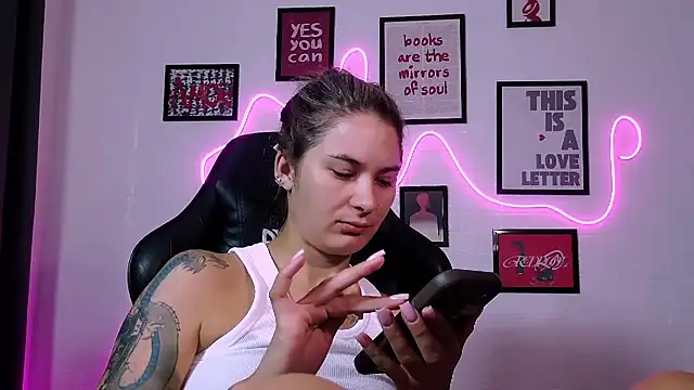 AlisaFrost live cam on StripChat
