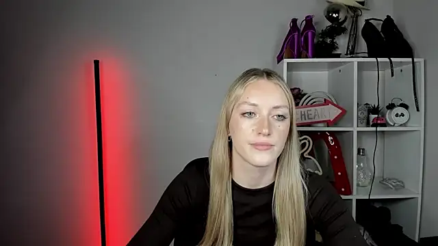 EvelynBlond webcam
