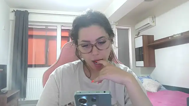 LovelyJulliette webcam