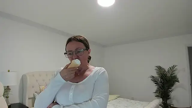 Vika73 live cam on StripChat