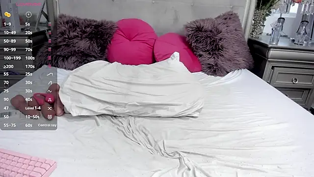 wildhotsexblonde live cam on StripChat