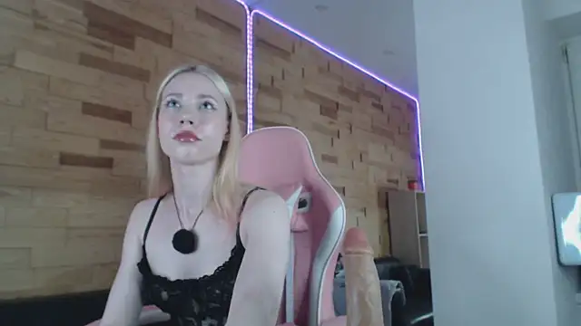 Lola_Gilbert live cam on StripChat