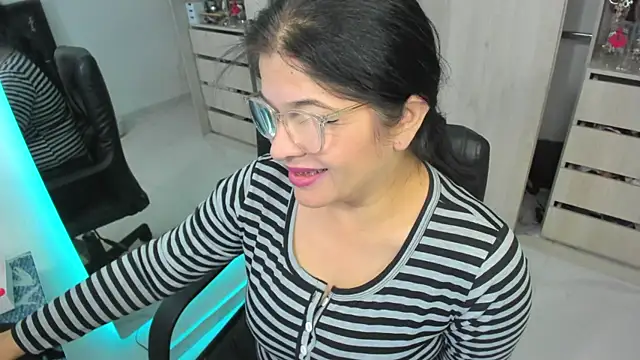 BellaFlaming live cam on StripChat