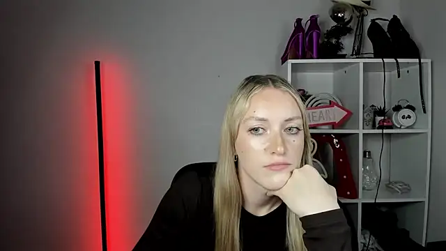 EvelynBlond webcam