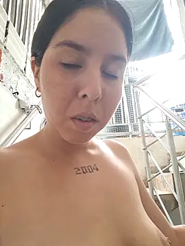 HOTANDSKINNY live cam on StripChat