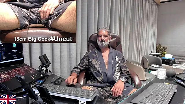 OnlineBossUK live cam on StripChat