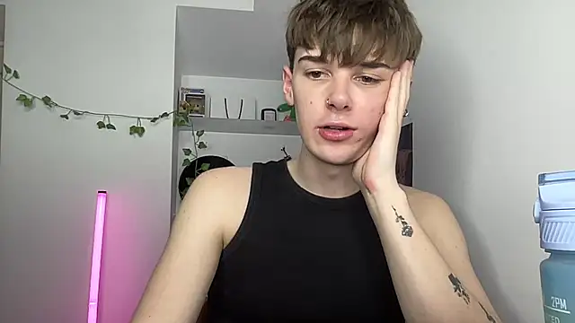 YourMilkyGuy live cam on StripChat