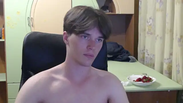 arthur___king (M twink) - take off t-shirt
