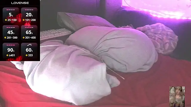 Blondiewithanass webcam