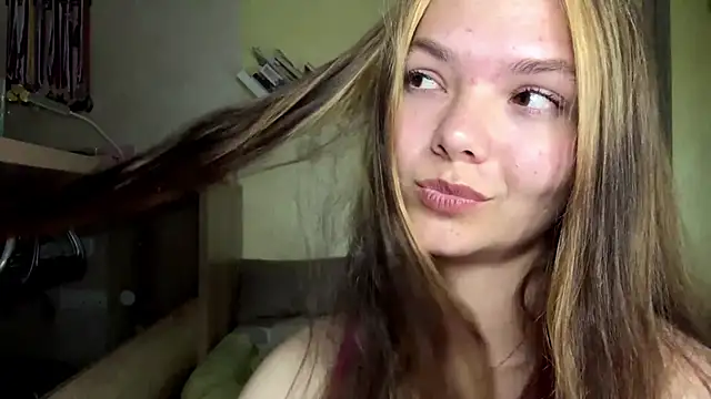 AvrilGillig live cam on StripChat