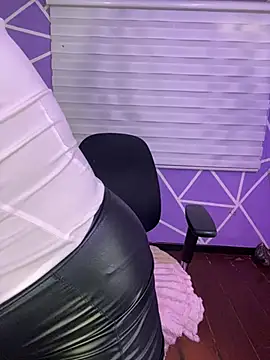 MiiaaJoness live cam on StripChat