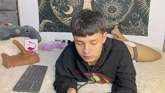 andy_belier23 (M twink) - lovense in my ass