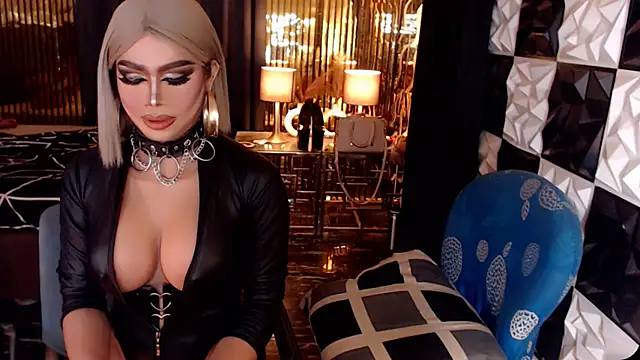 MonstrousCockDiva live cam on StripChat