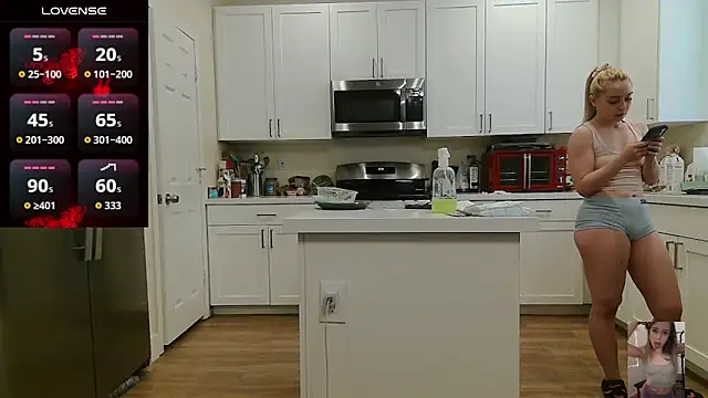 Blondiewithanass webcam
