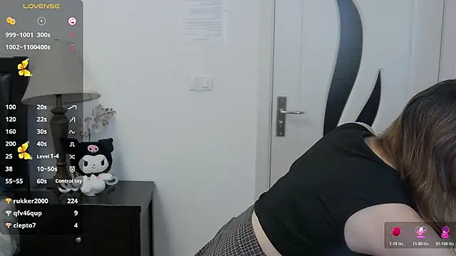 pretty_little_thing live cam on StripChat