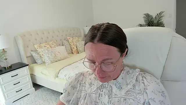 Vika73 live cam on StripChat