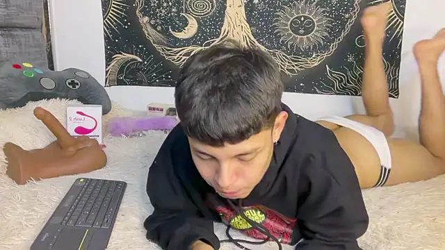 andy_belier23 (M twink) - lovense in my ass